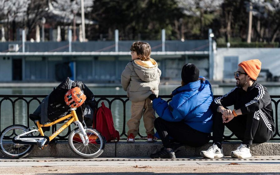  Archivo - Varios niños juegan con sus juguetes, en el Parque de El Retiro, a 6 de enero de 2024, en Madrid (España). Los españoles han gastado un 36% más en compras de Navidad este año que en 2022, con un gasto medio de 410 euros, según datos de Milanunci - Diego Radamés - Europa Press - Archivo 