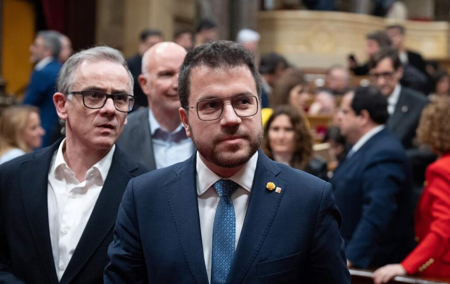  El presidente de la Generalitat, Pere Aragonès (c), a su salida del pleno del debate a la totalidad de Presupuestos 2024 en el Parlament, a 13 de marzo de 2024, en Barcelona, Catalunya (España). El pleno del Parlament celebra hoy el debate a la totalidad - David Zorrakino - Europa Press 