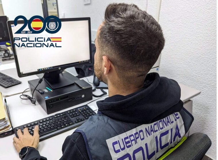  Se inaugura el primer curso de inglés asíncrono organizado por la Policía Nacional para el que la Policía se ha aliado con creadores de contenido de plataformas como TikTok, Youtube e Instagram y al que ya se han preinscrito más de 10.500 agentes. - POLICÍA NACIONAL 