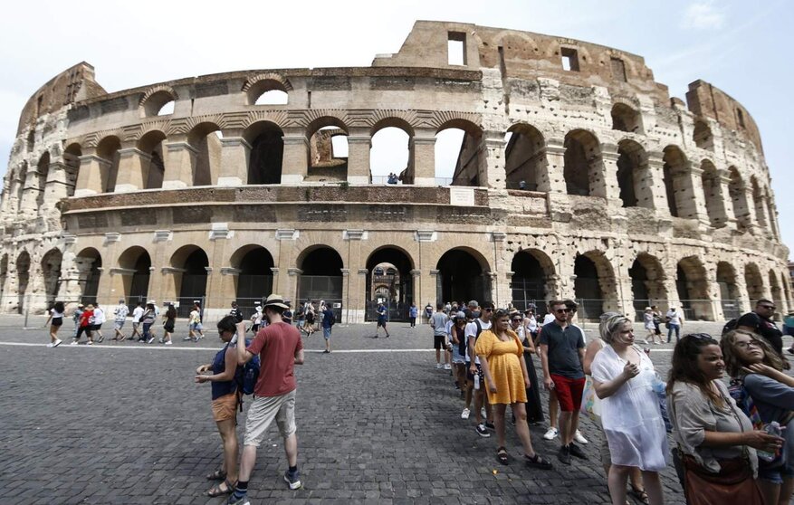  Archivo - Turistas junto al Coliseo, en Roma - CECILIA FABIANO / ZUMA PRESS / CONTACTOPHOTO 