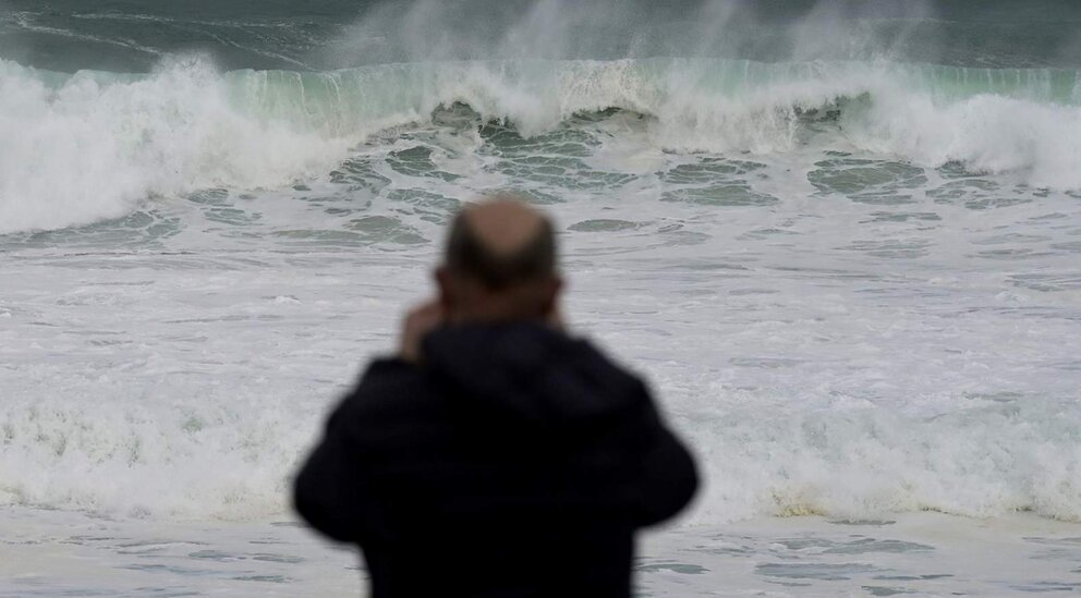  Archivo - Un hombre observa las olas durante el frente meteorológico, a 23 de febrero de 2024, en A Coruña, Galicia (España). La Agencia Estatal de Meteorología (Aemet) decretó un aviso naranja por temporal costero en el litoral gallego que ya está activo - M. Dylan - Europa Press - Archivo 