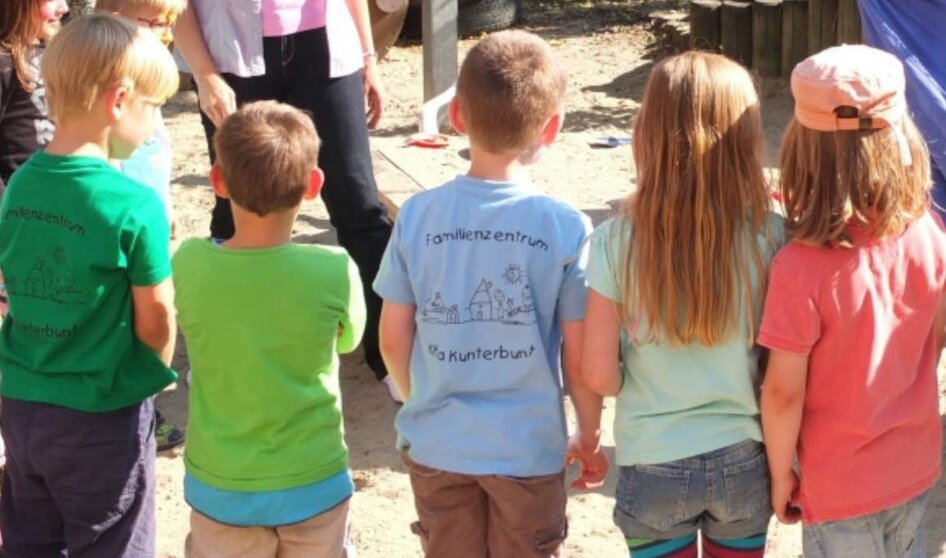  Un grupo de niños en el patio de un centro escolar. 