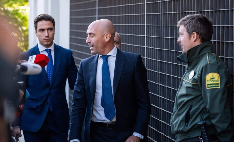  El expresidente de la RFEF Luis Rubiales (c) a su llegada a declarar en calidad de imputado al Juzgado de Primera Instancia e Instrucción Número 4 de Majadahonda, a 29 de abril de 2024, en Majadahonda, Madrid (España). La jueza interroga hoy a Luis Rubial - Matias Chiofalo - Europa Press 