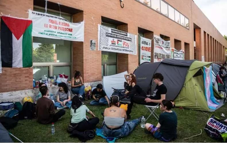  Estudiantes acampando en la univeersidad en apoyo de Palestina 