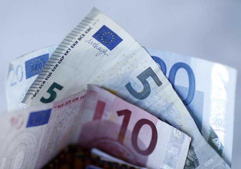  Archivo - Billetes, monedas, euros, euro, dinero - EUROPA PRESS - Archivo 