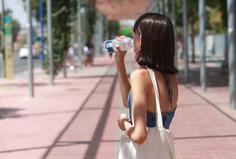  Archivo - Una joven bebe agua para refrescarse ante las altas temperaturas, a 24 de agosto en Sevilla (Andalucía, España). - Rocío Ruz - Europa Press - Archivo 