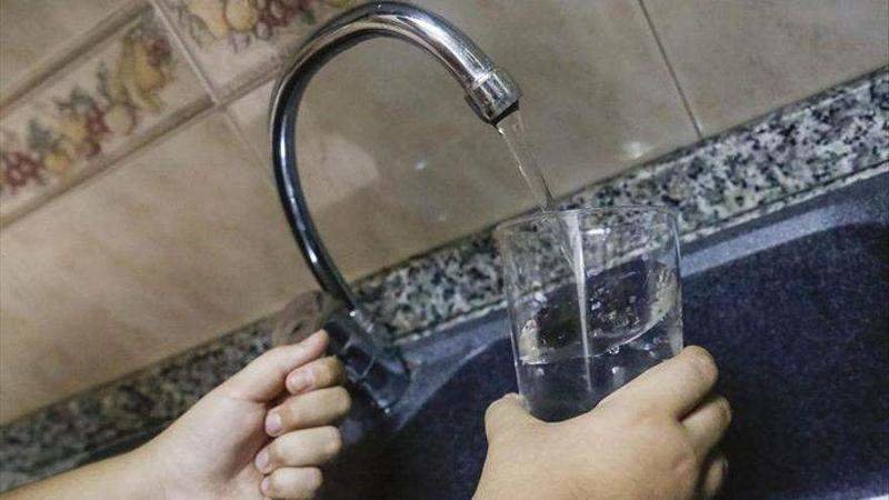  Persona echándose un vaso de agua. ARCHIVO 