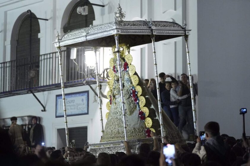  Salida de la Virgen del Rocío de sus Santuario durante la romería de 2024. - JOAQUÍN CORCHERO/EUROPA PRESS 