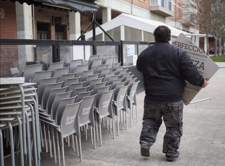  Archivo - Un camarero colocando las sillas de una terraza - Eduardo Sanz - Europa Press - Archivo 