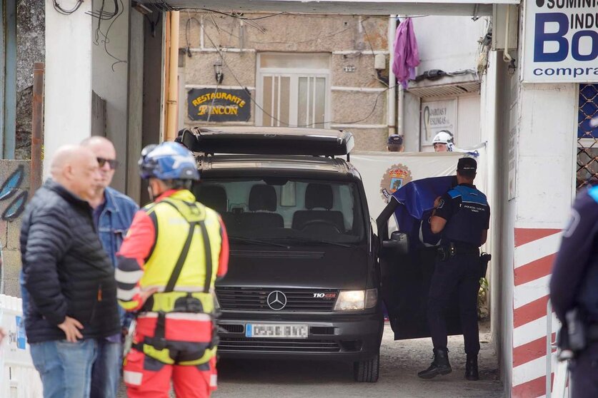  Efectivos del operativo en las inmediaciones donde se ha derrumbado la pared de un edificio y ha muerto un bombero en Vigo | EP 