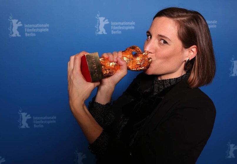  Archivo - Carla Simón posa con el Oso de Oro que ganó por 'Alcarrás' en la Berlinale en 2022. - Ronny Hartmann/AFP POOL/dpa - Archivo 