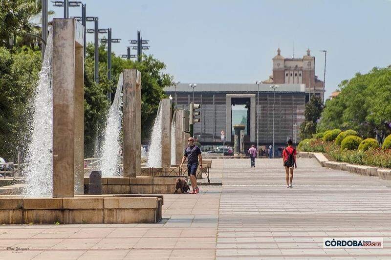  Ambiente al mediodía en el Vial Norte en Córdoba / Pilar Gázquez. 