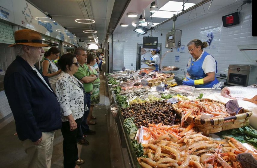  Archivo - Varias personas comprando alimentos en un mercado - Carlos Castro - Europa Press - Archivo 