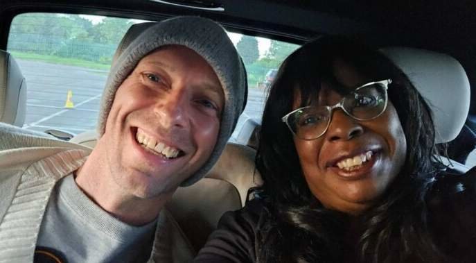  Chris Martin, de Coldplay, y su admiradora Saundra Glenn viajan juntos en el Mercedes de Martin - crédito, Saundra Glenn, publicada 