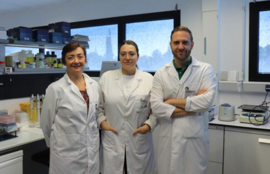  Las investigadoras Chary López-Pedrera y Laura Muñoz y el investigador Carlos Pérez, en las instalaciones del IMIBIC 