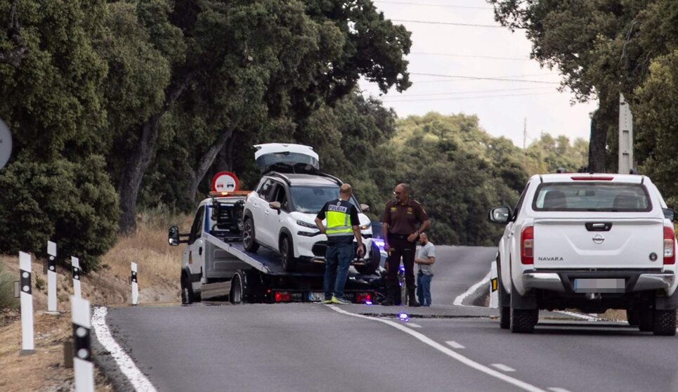  Un grúa recoge el vehículo del suceso, en el kilómetro 6 de la M-612, en la carretera de Fuencarral-El Pardo, a 4 de junio de 2024, en Madrid (España). - Alejandro Martínez Vélez - Europa Press 