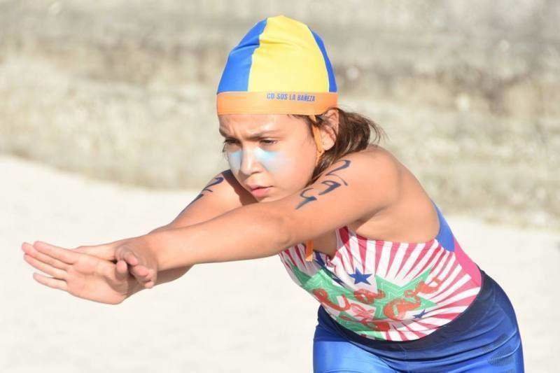  - Una socorrista infantil se prepara para recibir el testigo en la prueba de<br>relevo sprint en la pasada edición del Campeonato de España Infantil y Cadete, disputada<br>en la Playa de Laxe, en A Coruña/La Coruña. Autor: Javier Sánchez-RFESS 