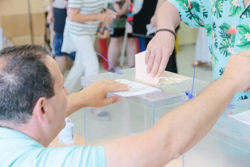  Una mujer deposita su voto en un colegio electoral | EP 