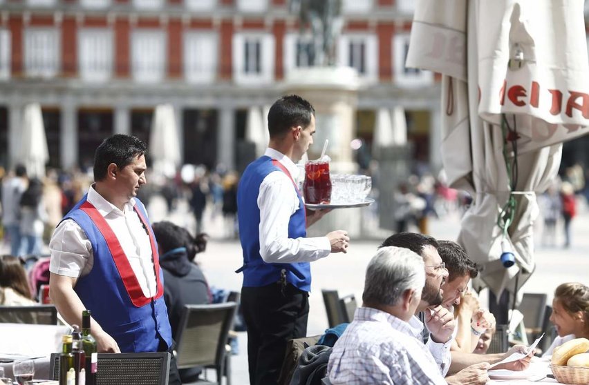  Archivo - Camareros atendiendo la terraza de un bar en Madrid - EUROPA PRESS - Archivo 