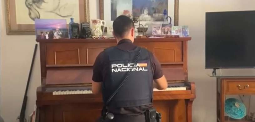  Un policía toca el piano para calmar a una anciana tras un robo en Valencia 