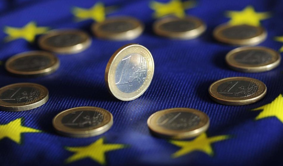  Archivo - FILED - 04 July 2011, Baden-Wuerttemberg, Karlsruhe: Euro coins lie on a Euro flag. Inflation in the euro area hit 10\% in September, the highest since the creation of the euro, according to the latest flash estimate from Eurostat, the EU statis - picture alliance / Uli Deck/dpa - Archivo 