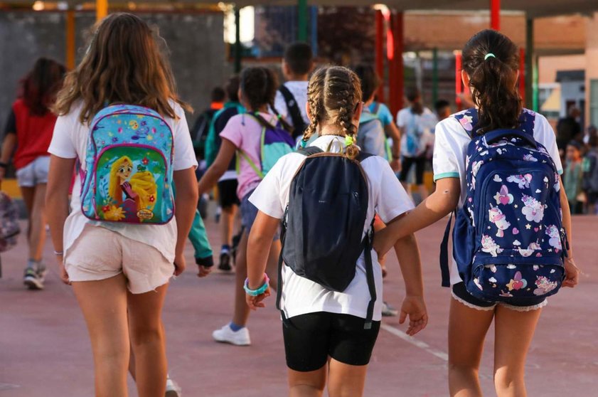  Archivo - Tres niñas a su llegada al colegio. - Marta Fernández Jara - Europa Press - Archivo 