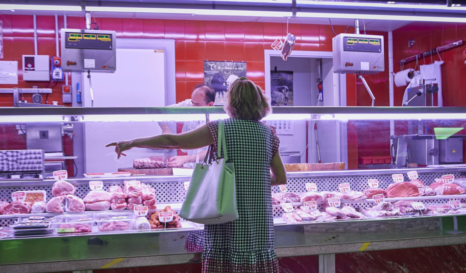 Archivo - Una mujer comprando en una carnicería - Jesús Hellín - Europa Press - Archivo