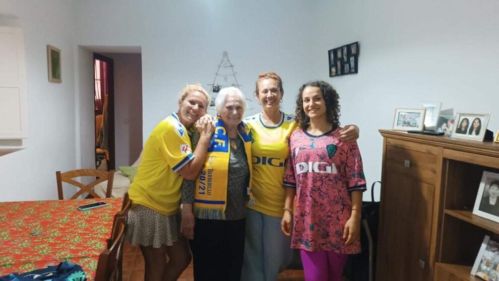  María junto a su familia posa con camisetas del Cádiz CF en su casa 