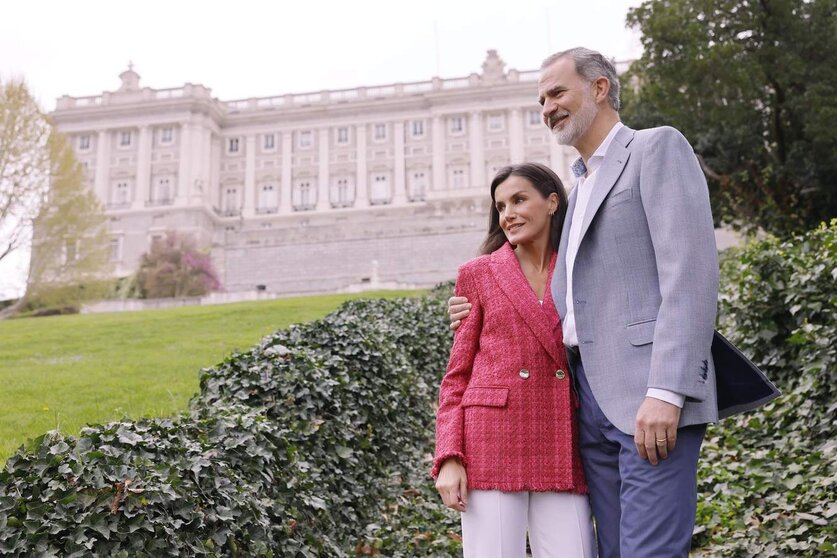  Los Reyes, Don Felipe y Doña Letizia, posan en los alrededores del Palacio Real, Madrid - Casa de S.M. el Rey | EP 