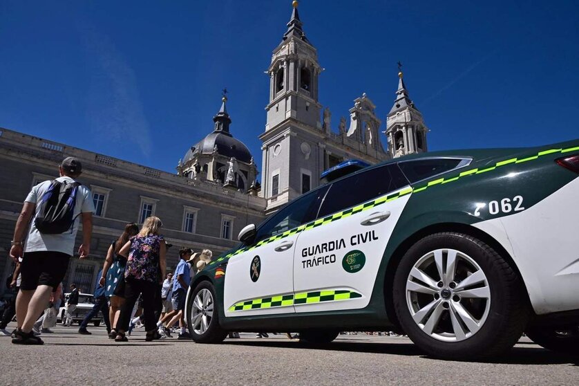  Vehículo de la Guardia Civil de Tráfico ante la Catedral de la Almudena, de Madrid. - GUARDIA CIVIL | EP 