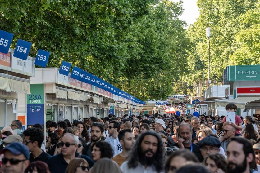  Ambiente durante la 83ª edición de la Feria del Libro de Madrid, en el Parque del Retiro, a 1 de junio de 2024, en Madrid (España). - Matias Chiofalo - Europa Press 