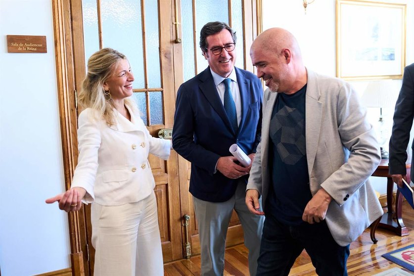  La vicepresidenta segunda, Yolanda Díaz; el presidente de la CEOE, Antonio Garamendi, y el secretario general de CCOO, Unai Sordo 