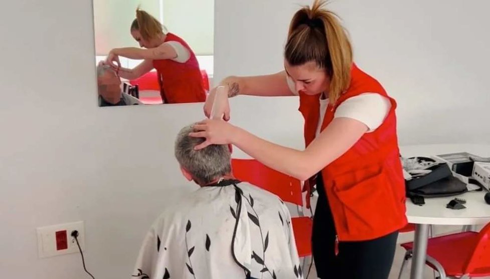  Lucía cortándole el pelo a una persona en la Cruz Roja de Almería 