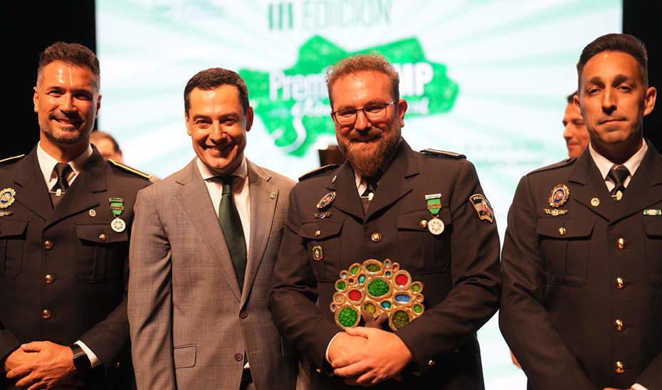  Juanma Moreno con algunos de los premiados en la FAMP 