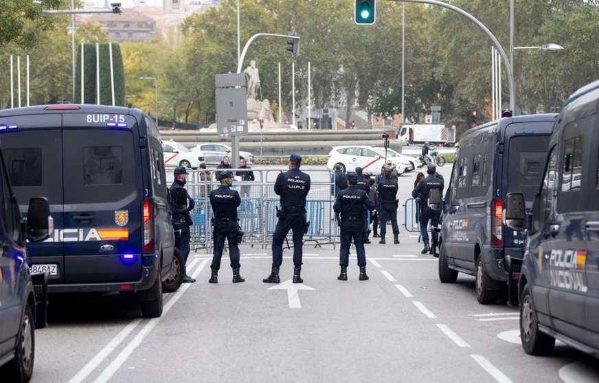  Archivo - Vehículos y agentes de Policía Nacional en uno de los accesos al Congreso de los Diputados - Eduardo Parra - Europa Press - Archivo 