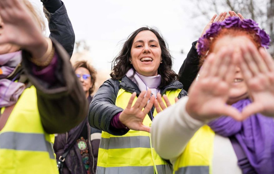  Archivo - Unas mujeres hacen un símbolo feminista con las manos durante una manifestación convocada por el Movimiento Feminista de Madrid por el 8M - Diego Radamés - Europa Press - Archivo 