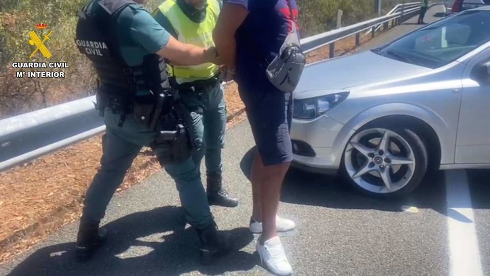  Foto de la Guardia Civil deteniendo a un hombre - GUARDIA CIVIL | EP 