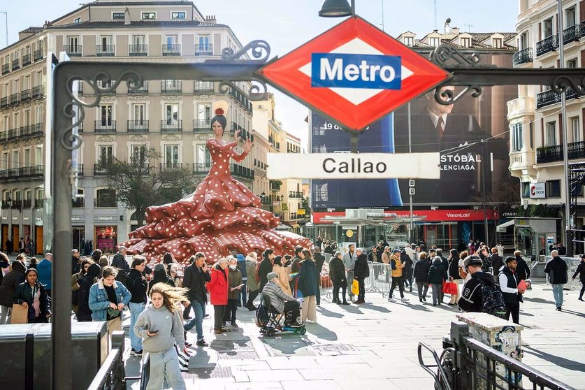  Réplica de la muñeca Marín, de ocho metros de altura, en la Plaza Callao de Madrid, dentro de la campaña de comunicación de la cervecera | EP 