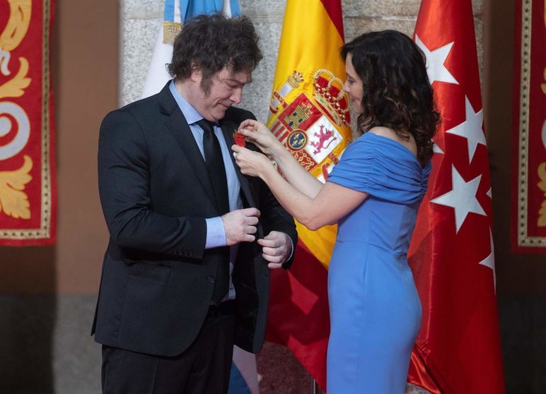  La presidenta de la Comunidad de Madrid, Isabel Díaz Ayuso, condecora al presidente de la República Argentina, Javier Milei, con la Medalla Internacional de la Comunidad de Madrid - Eduardo Parra - Europa Press 