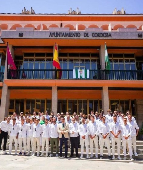  José María Bellido con los jugadores del Córdoba FC en el Ayuntamiento 