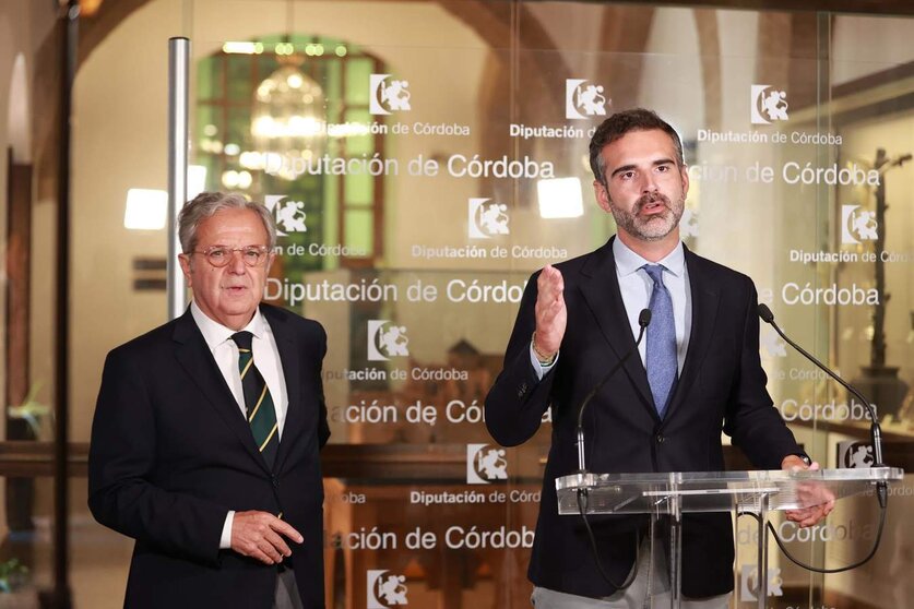  El consejero de Sostenibilidad, Medio Ambiente y Economía Azul, Ramón Fernández-Pacheco, junto al presidente de la Diputación de Córdoba, Salvador Fuentes. - Europa Press 