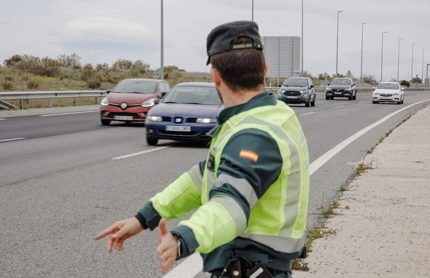  Archivo - Un agente de la Guardia Civil en un dispositivo de vigilancia de tráfico en la A-5, el día en que arranca la operación salida de Semana Santa 2022, a 8 de abril de 2022, en Madrid (España). Hoy empieza la operación salida de Semana Santa 2022, u - Carlos Luján - Europa Press - Archivo 