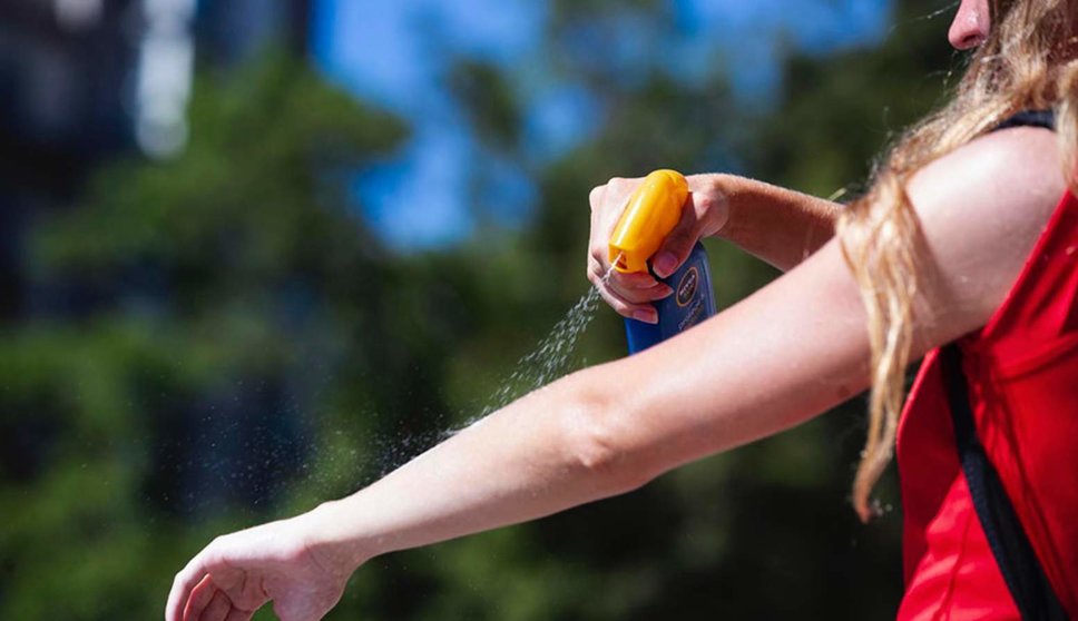  Una mujer se protege del sol con crema solar (foto EFE). 