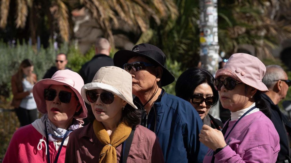  Archivo - Varios turistas junto a la Sagrada Familia. - David Zorrakino - Europa Press - Archivo 