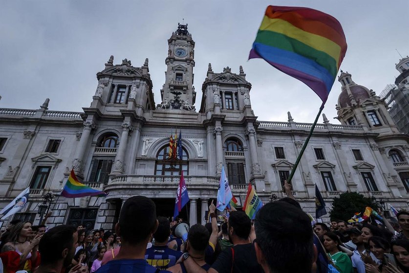  Cientos de personas durante la manifestación del Orgullo 2024 en València - Rober Solsona - Europa Press 