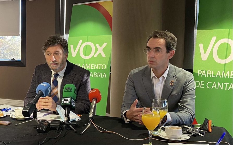  Archivo - Los diputados de Vox en el Parlamento Cristóbal Palacio (izda) y Armando Blanco (derecha).- Archivo - VOX - Archivo | EP 