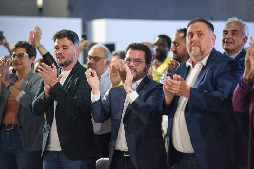  Archivo - (I-D) El portavoz en el Congreso Gabriel Rufián; el presidente de la Generalitat en funciones Pere Aragonès y el expresidente de ERC Oriol Junqueras, en una foto de archivo - Alberto Paredes - Europa Press - Archivo 