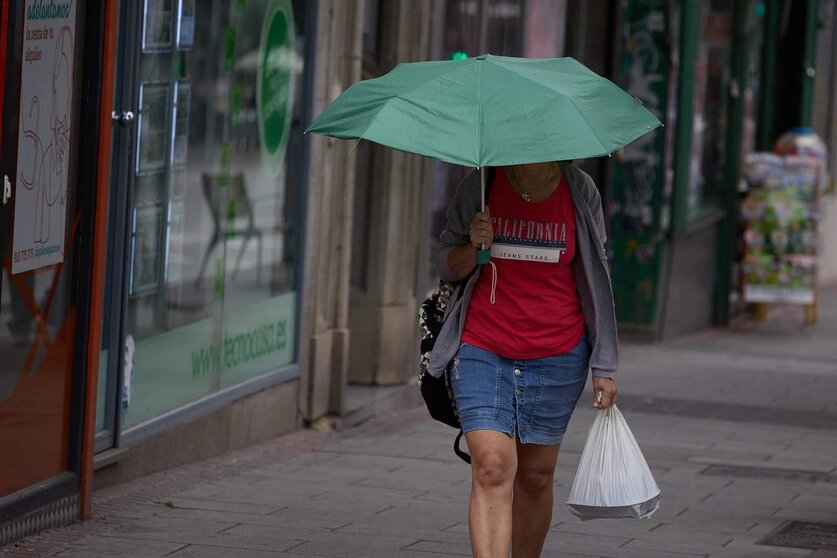  Una mujer se protege de la lluvia con un paraguas, a 8 de junio de 2024, en Madrid (España). - Jesús Hellín - Europa Press 