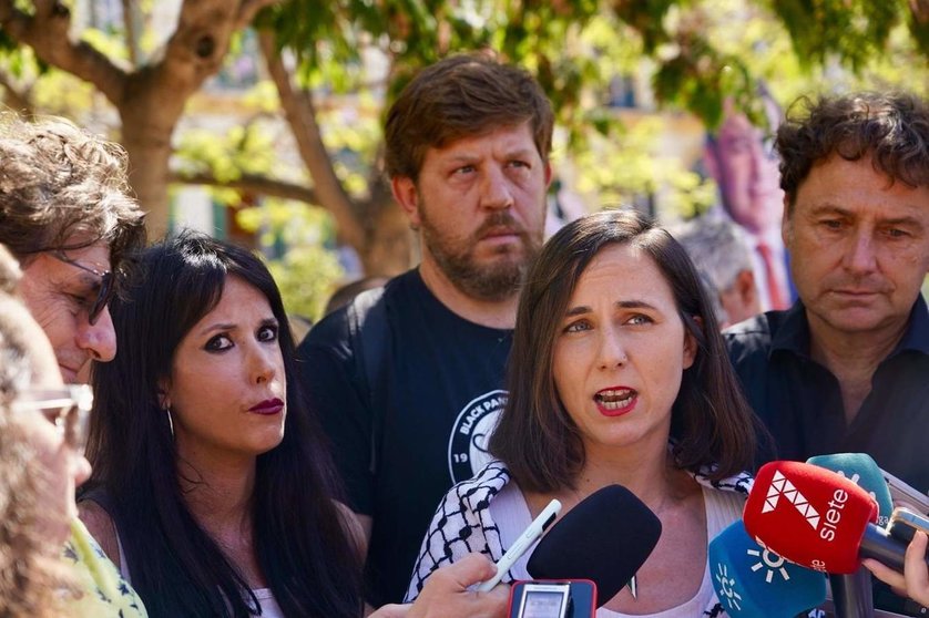  La secretaria general y diputada de Podemos, Ione Belarra, (centro), junto a la secretaria general de Podemos Andalucía, Martina Velarde. - ALEX ZEA - EUROPA PRESS 