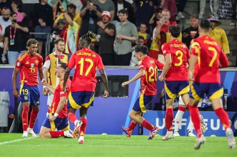  Los jugadores de la selección celebrando el gol de Fabían para remontar 